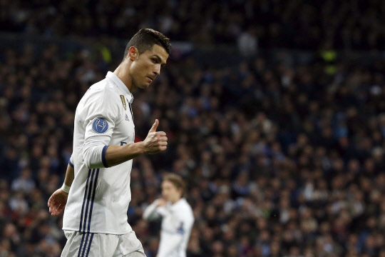 16일(한국시각) 스페인 마드리드 에스타디오 산티아고 베르나베우에서 열린 레알 마드리드와 나폴리의 챔피언스리그 16강 1차전 경기에서 추가골을 어시스트한 크리스티아누 호날두가 손가락을 펴 보이고 있다. 사진=연합뉴스